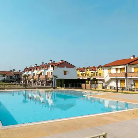 Delightful In With A Shared Pool Tatil Evi Rosolina