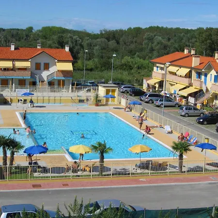 Delightful In With A Shared Pool Rosolina