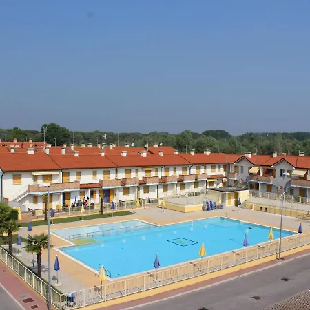 Дом отдыха Delightful In With A Shared Pool Розолина