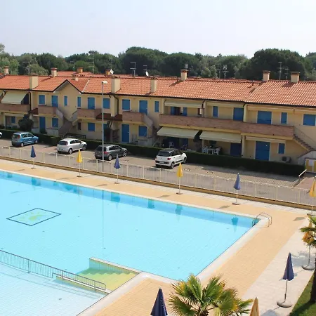 Delightful In With A Shared Pool Tatil Evi Rosolina
