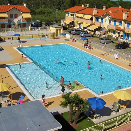 Delightful In With A Shared Pool Dom wakacyjny Rosolina